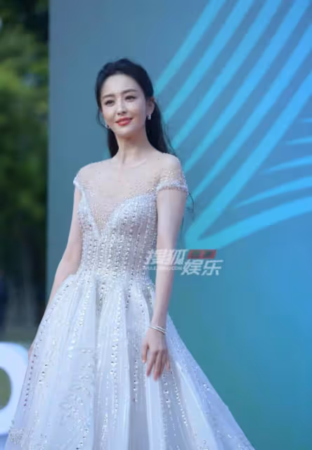 眾星驚艷亮相電影節！佟麗婭身穿白裙宛如公主，身材凹凸有致