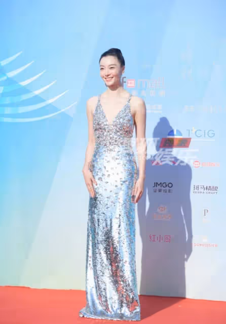 眾星驚艷亮相電影節！佟麗婭身穿白裙宛如公主，身材凹凸有致