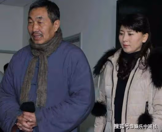 老戲骨杜源四歲就和妻子相識，結婚40年零緋聞，如今生活十分愜意