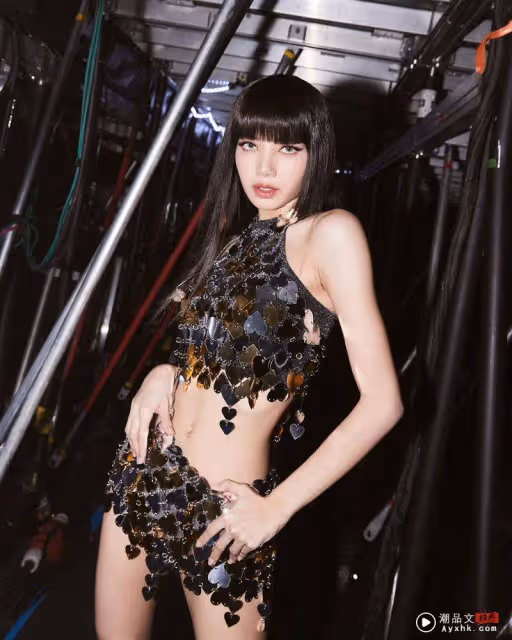 「人間芭比」Lisa穿亮片開唱性感解禁！尺度太大身材全看光