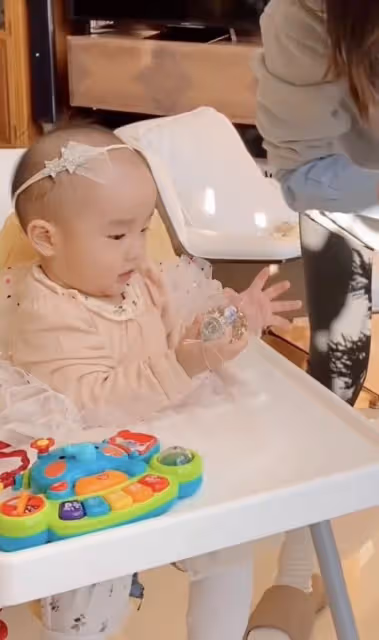 海哈金喜帶女兒裝飾聖誕樹，李亞鵬把孩子扛肩膀，網友贊有煙火氣