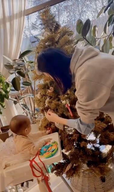 海哈金喜帶女兒裝飾聖誕樹，李亞鵬把孩子扛肩膀，網友贊有煙火氣