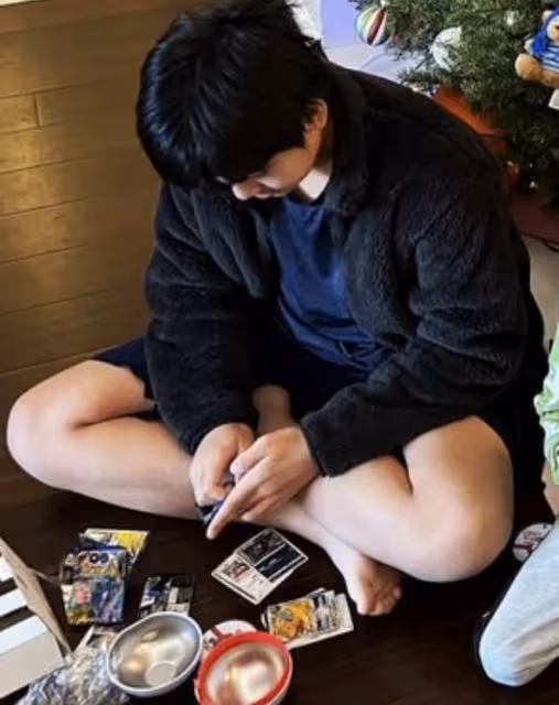 林志穎曬兒子們過聖誕，雙胞胎兒子認真拆禮物，13歲Kimi身材好壯