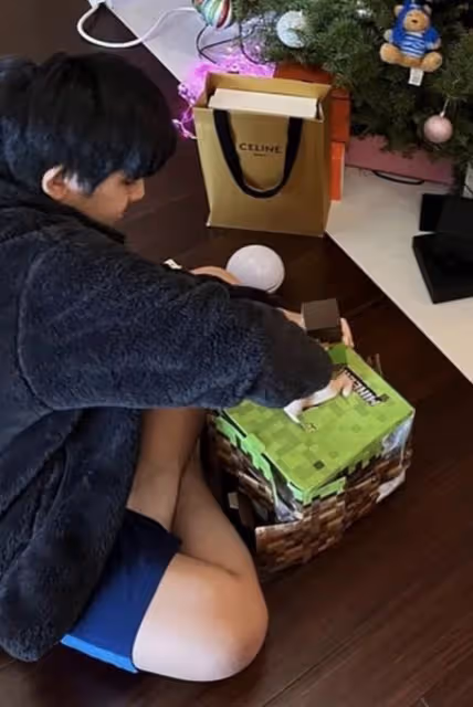 林志穎曬兒子們過聖誕，雙胞胎兒子認真拆禮物，13歲Kimi身材好壯