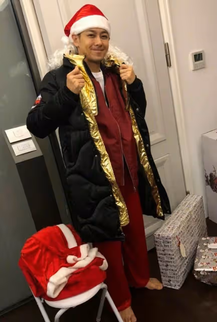 林志穎曬兒子們過聖誕，雙胞胎兒子認真拆禮物，13歲Kimi身材好壯
