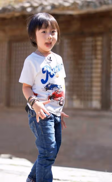 林志穎曬兒子們過聖誕，雙胞胎兒子認真拆禮物，13歲Kimi身材好壯