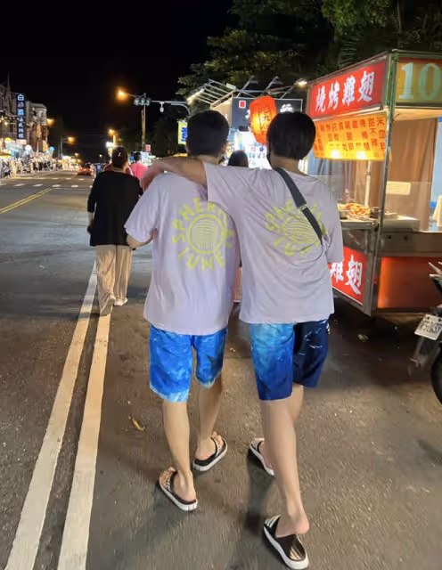 林志穎曬兒子們過聖誕，雙胞胎兒子認真拆禮物，13歲Kimi身材好壯