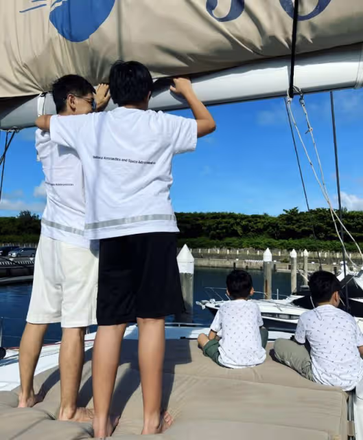 林志穎曬兒子們過聖誕，雙胞胎兒子認真拆禮物，13歲Kimi身材好壯