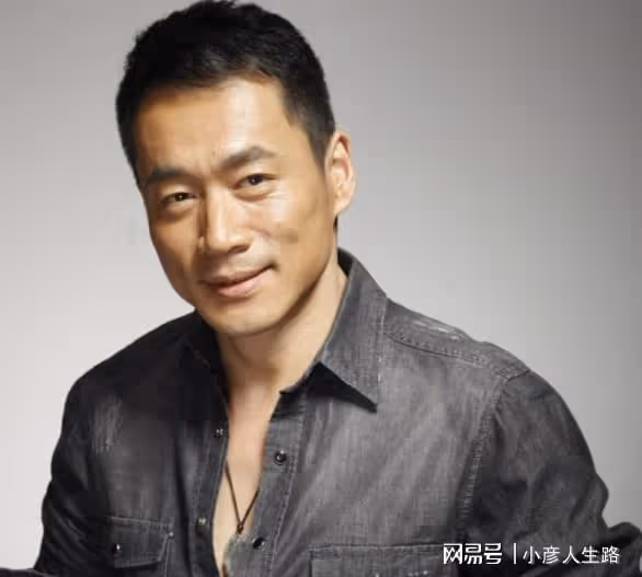 演員丁海峰：25歲娶初戀，妻子患癌後不離不棄，把她當成寶