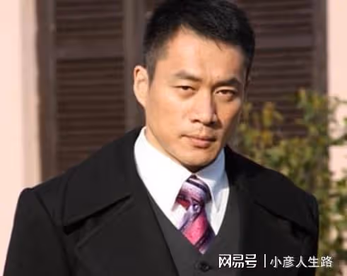 演員丁海峰：25歲娶初戀，妻子患癌後不離不棄，把她當成寶