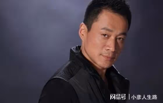 演員丁海峰：25歲娶初戀，妻子患癌後不離不棄，把她當成寶