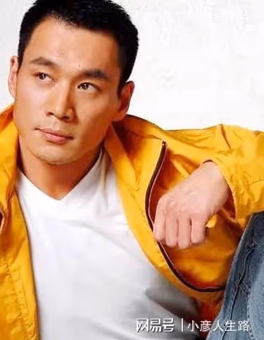 演員丁海峰：25歲娶初戀，妻子患癌後不離不棄，把她當成寶