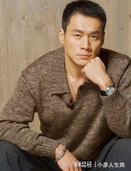 演員丁海峰：25歲娶初戀，妻子患癌後不離不棄，把她當成寶