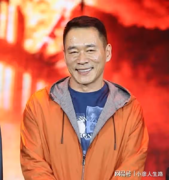 演員丁海峰：25歲娶初戀，妻子患癌後不離不棄，把她當成寶