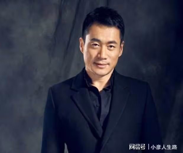 演員丁海峰：25歲娶初戀，妻子患癌後不離不棄，把她當成寶
