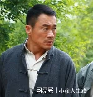 演員丁海峰：25歲娶初戀，妻子患癌後不離不棄，把她當成寶