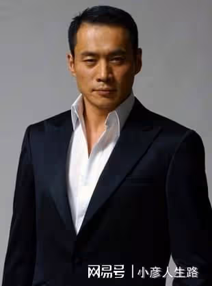 演員丁海峰：25歲娶初戀，妻子患癌後不離不棄，把她當成寶