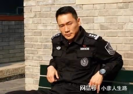 演員丁海峰：25歲娶初戀，妻子患癌後不離不棄，把她當成寶