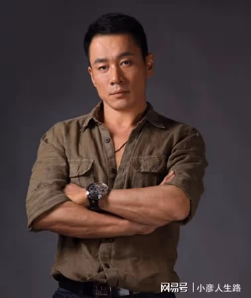 演員丁海峰：25歲娶初戀，妻子患癌後不離不棄，把她當成寶