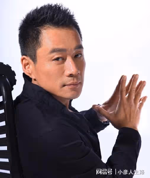 演員丁海峰：25歲娶初戀，妻子患癌後不離不棄，把她當成寶