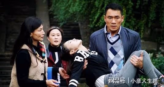 演員丁海峰：25歲娶初戀，妻子患癌後不離不棄，把她當成寶
