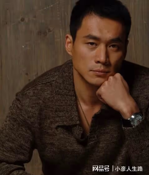 演員丁海峰：25歲娶初戀，妻子患癌後不離不棄，把她當成寶