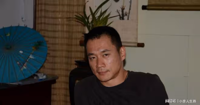 演員丁海峰：25歲娶初戀，妻子患癌後不離不棄，把她當成寶
