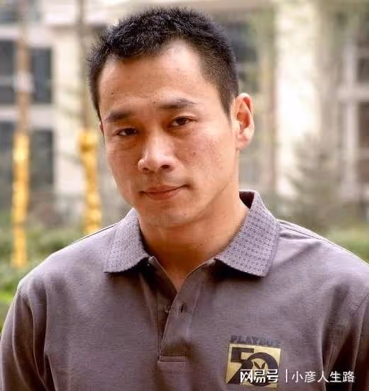 演員丁海峰：25歲娶初戀，妻子患癌後不離不棄，把她當成寶