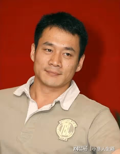 演員丁海峰：25歲娶初戀，妻子患癌後不離不棄，把她當成寶