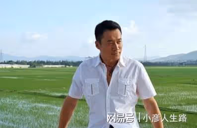演員丁海峰：25歲娶初戀，妻子患癌後不離不棄，把她當成寶