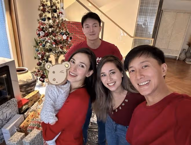 盧靖姍聖誕節分享全家福，與韓庚穿情侶裝，女兒繼承爸爸的大長腿