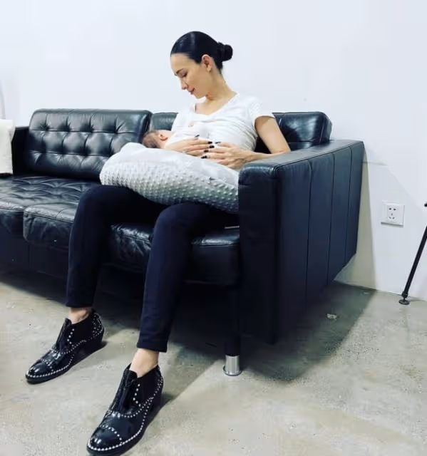 盧靖姍聖誕節分享全家福，與韓庚穿情侶裝，女兒繼承爸爸的大長腿