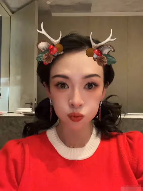 章子怡自曝確診新冠，嘟嘴賣萌臉型精緻似少女，配文引粉絲質疑