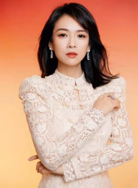 章子怡自曝確診新冠，嘟嘴賣萌臉型精緻似少女，配文引粉絲質疑