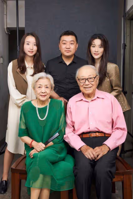 悲痛！老戲骨謝芳丈夫因新冠突然病逝，享年92歲，最後露面精神足