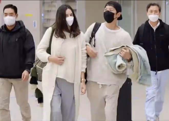 宋仲基承認新戀情，不許路人拍照霸氣護女友，女方正面照曝光