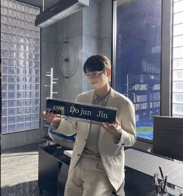 宋仲基承認新戀情，不許路人拍照霸氣護女友，女方正面照曝光