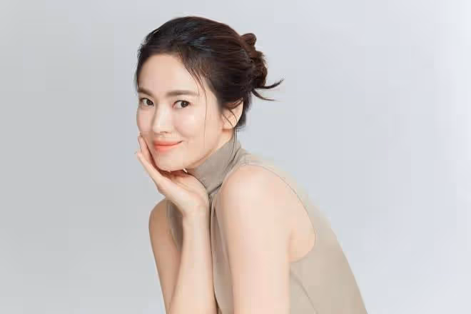 宋仲基承認新戀情，不許路人拍照霸氣護女友，女方正面照曝光