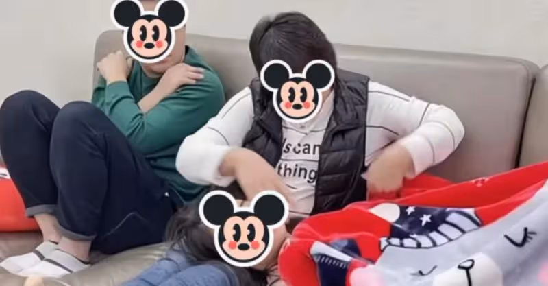 兒媳突然躺倒在婆婆腿上，婆婆伸出手探她的額頭，扯掉兒子的毯子