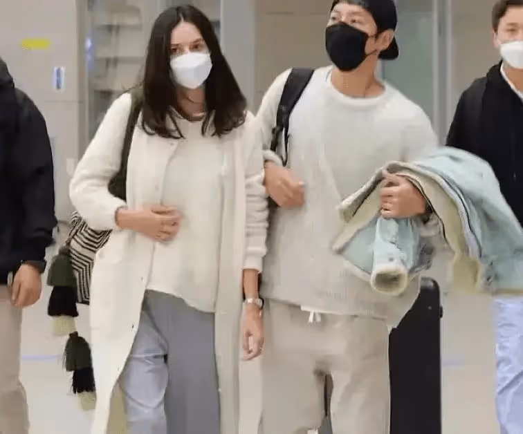 宋仲基高調官宣戀情，帶英國女友與好友聚會，顏值不輸前妻宋慧喬