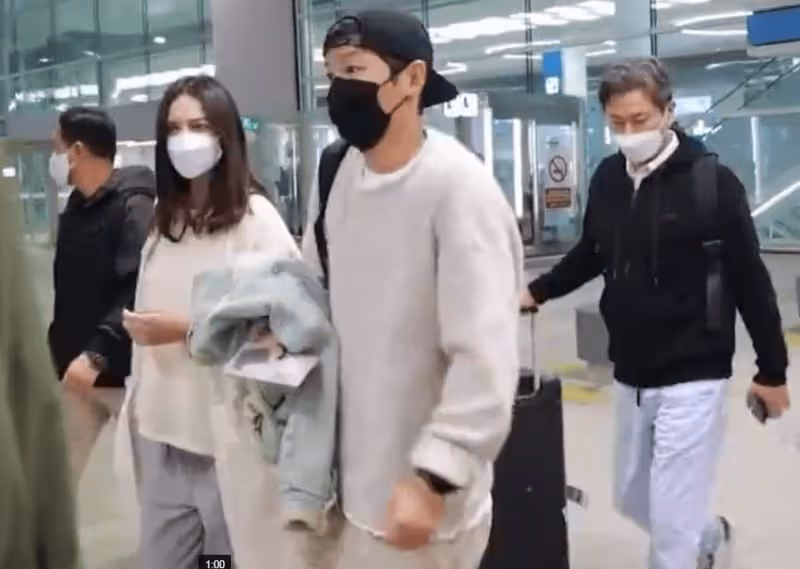 宋仲基高調官宣戀情，帶英國女友與好友聚會，顏值不輸前妻宋慧喬