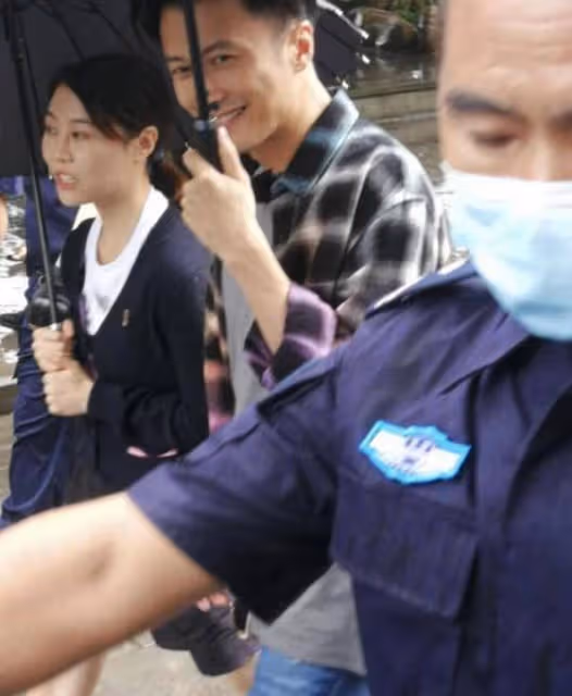 謝霆鋒錄節目被網友偶遇，雨中撐傘與美女同行保持距離