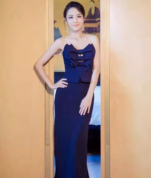 佟麗婭終於堅強，經歷背叛沒有放棄一身水藍連衣裙，美到極致