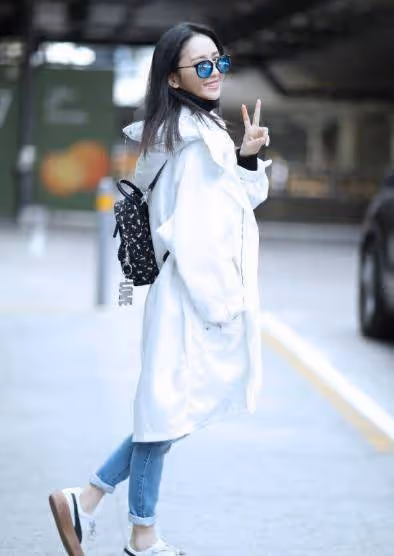 佟麗婭終於堅強，經歷背叛沒有放棄一身水藍連衣裙，美到極致
