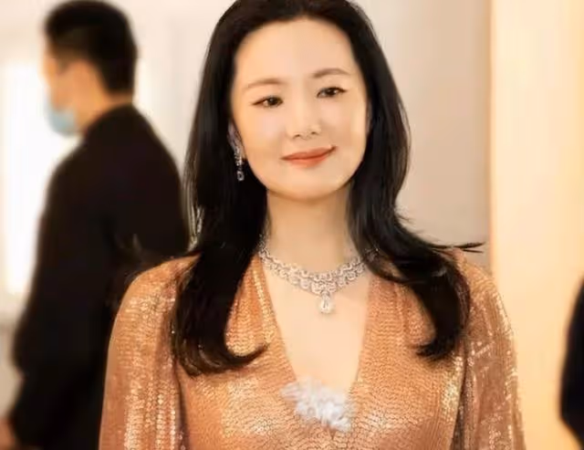 影后詠梅的皺紋、斑禿、小肚腩，扯下內娛多少整容女星的遮羞布？