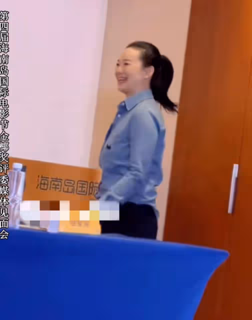 影后詠梅的皺紋、斑禿、小肚腩，扯下內娛多少整容女星的遮羞布？