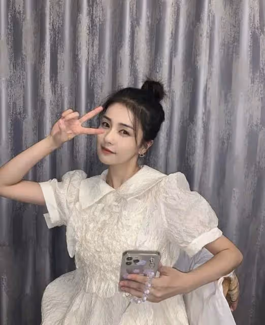 影后詠梅的皺紋、斑禿、小肚腩，扯下內娛多少整容女星的遮羞布？