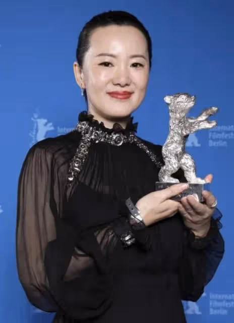 影后詠梅的皺紋、斑禿、小肚腩,扯下內娛多少整容女星的遮羞布?