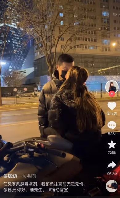 千萬網紅痞幼官宣戀情!與男友街頭熱吻,男方長相老成被嘲像父女