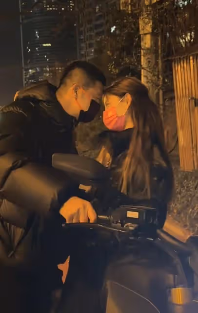 千萬網紅痞幼官宣戀情!與男友街頭熱吻,男方長相老成被嘲像父女
